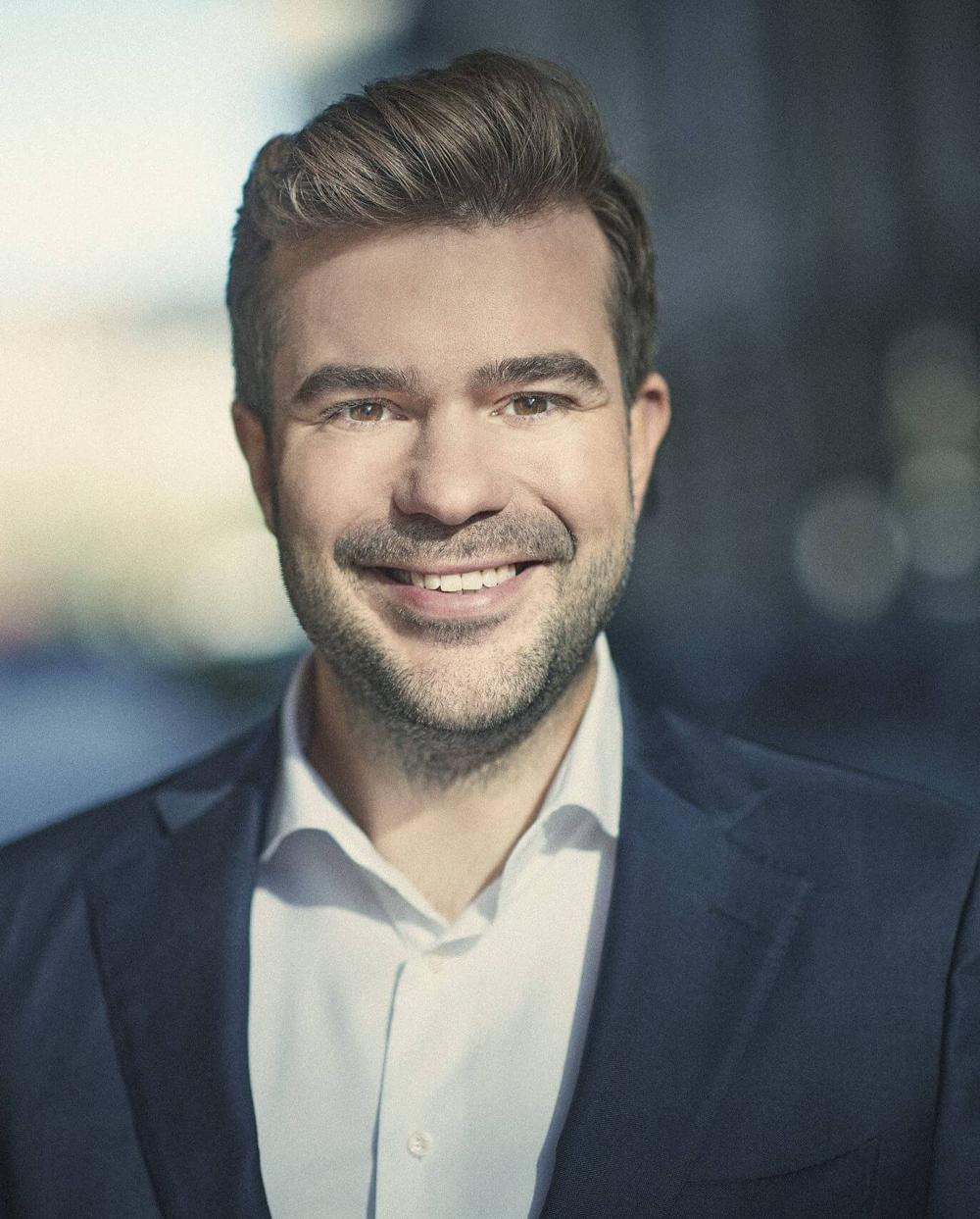 - Det er en forventet udvikling, at elbilerne overtager en større og større del af markedet, siger Mads Rørvig, adm. direktør for De Danske Bilimportører. - Det er en forventet udvikling, at elbilerne overtager en større og større del af markedet, siger Mads Rørvig, adm. direktør for De Danske Bilimportører.