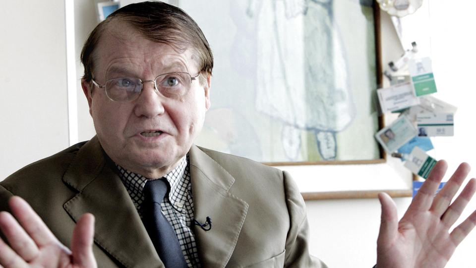 Virologen Luc Montagnier i 2006, to år før han modtog Nobelprisen i medicin for at være en af de to, der opdagede hiv-virusset. I de senere år var han kritisk over for vacciner, og han mente, at coronavaccine var skyld i varianter. Han tabte anseelse blandt videnskabsfolk, men blev hyldet af det yderste højre i Frankrig. <i>Jacques Brinon/Ritzau Scanpix</i>