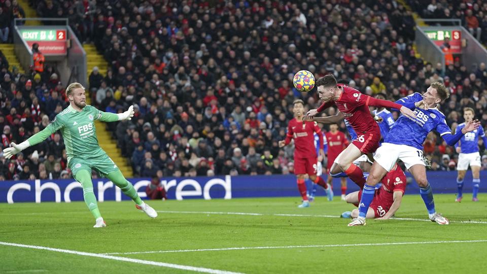 Kasper Schmeichel (til venstre) stod en flot kamp for Leicester, selv om holdet tabte 0-2 til Liverpool. <i>Jon Super/Ritzau Scanpix</i>