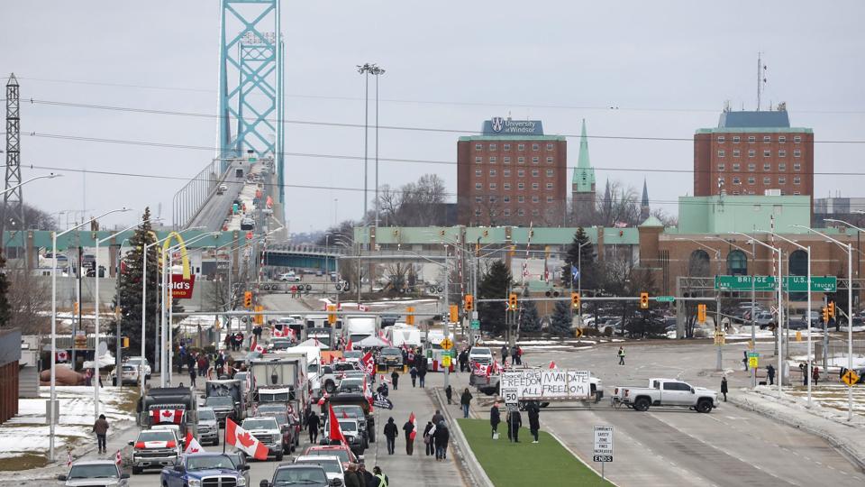 Siden mandag har Ambassador Bridge, der fungerer som vigtig handelsrute mellem USA og Canada, været blokeret. <i>Carlos Osorio/Reuters/Ritzau Scanpix/Reuters</i>