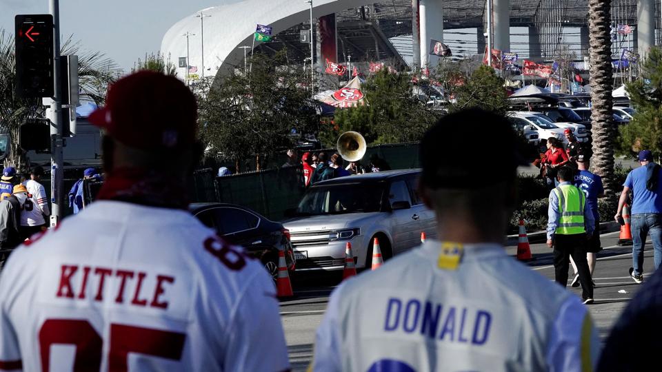 Mange inkarnerede NFL-fans må spejde langt efter billetter til at se deres hold i Super Bowl. Priserne er nemlig skruet voldsomt i vejret. (Arkivfoto) <i>Bing Guan/Reuters</i>