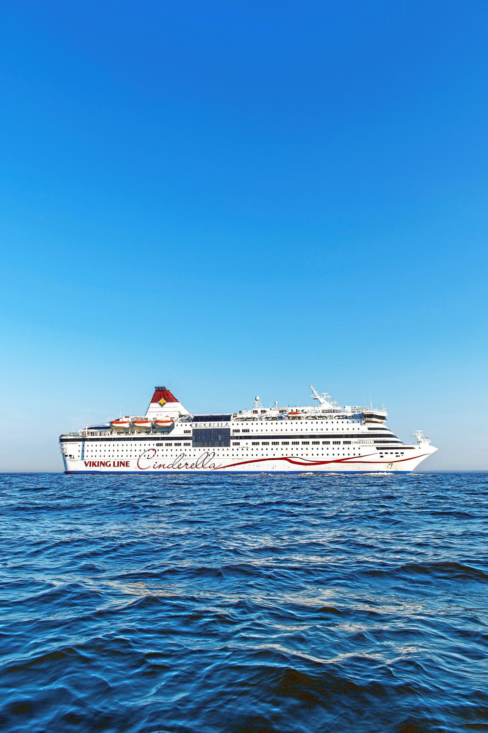 Viking Lines ”Cindarella” er blandt de fartøjer, som kunne udflages til Sverige. ’Viking Cinderella’ er fra den bredt facetterede Viking-flåde. Skibet er bygget i 1989 og har en kapacitet på 2560 passager og 300 biler. Viking Lines ”Cindarella” er blandt de fartøjer, som kunne udflages til Sverige. ’Viking Cinderella’ er fra den bredt facetterede Viking-flåde. Skibet er bygget i 1989 og har en kapacitet på 2560 passager og 300 biler.