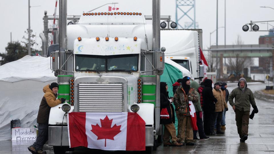 Lastbilchauffører og sympatisører ses på broen Ambassador, der forbinder den canadiske by Windsor med den amerikanske bilby Detroit. <i>Carlos Osorio/Reuters</i>