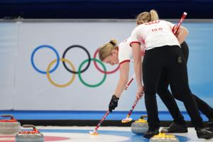 Tårevædede curlingkvinder smider sejr i OL-thriller