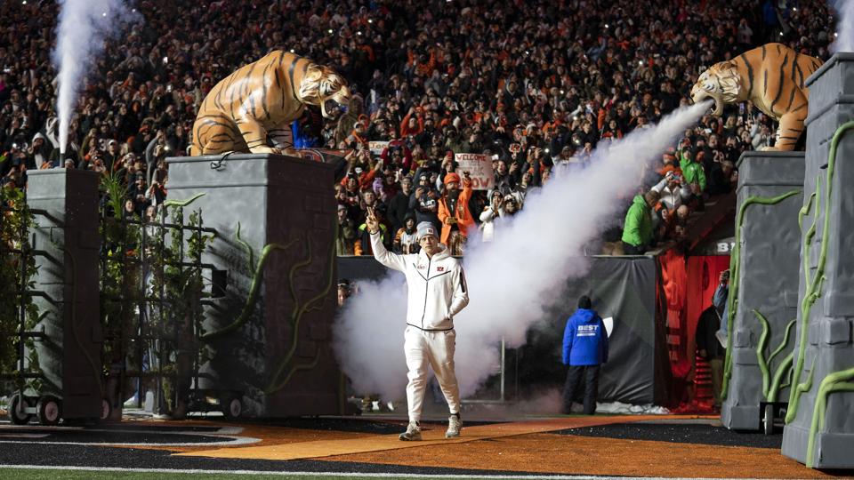 Optakten til Super Bowl er et spektakulært show, som kræver meget af spillere og trænere. Her gør Cincinnati Bengals' quarterback Joe Burrow sin entré til et fanarrangement. <i>Jeff Dean/Ritzau Scanpix</i>