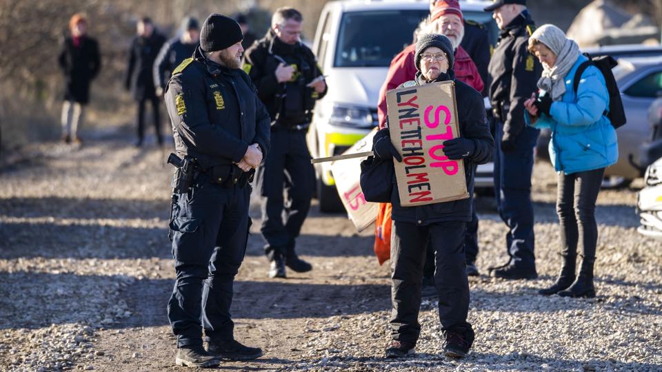 Demonstranter var mødt op, da det første spadestik til milliardprojektet Lynetteholmen blev taget i januar. (Arkivfoto). <i>Martin Sylvest/Ritzau Scanpix</i>