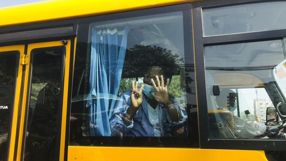 En bus med fanger forlader Insein-fængslet i Yangon. Over 800 fanger er benådet af den militære junta på landets helligdag. <i>Uncredited/Ritzau Scanpix</i>