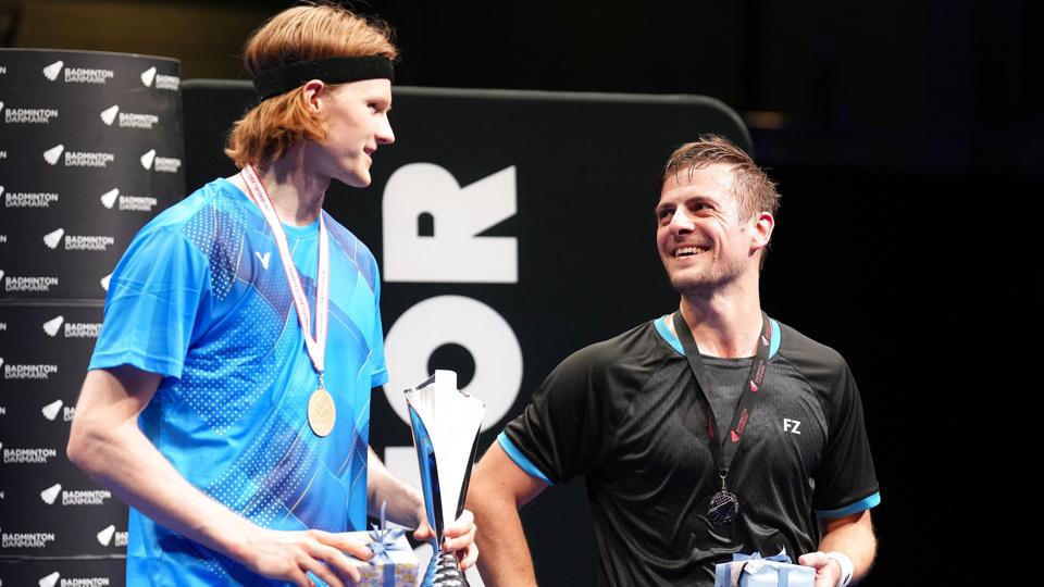 Hans-Kristian Vittinghus (til højre) havde overskud til at smile, efter at han lørdag måtte se sig slået af Anders Antonsen (til venstre) i herresinglefinalen ved DM i badminton. <i>Claus Fisker/Ritzau Scanpix</i>