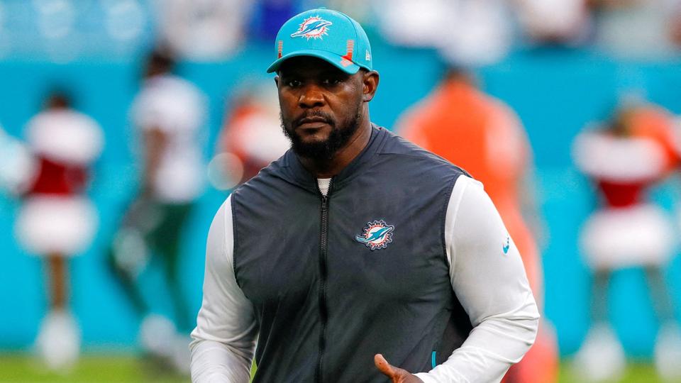 Brian Flores blev efter tre år som cheftræner hos Miami Dolphins fyret efter denne sæsons grundspil. Nu har han lagt sag an mod NFL samt tre hold for racisme. (Arkivfoto) <i>Sam Navarro/Ritzau Scanpix</i>