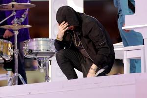 Eminem stjæler fokus med knæfald under Super Bowls pauseshow