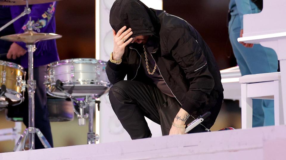Eminem sluttede søndag sin optræden i Super Bowls pauseshow med at knæle og tage sig til hovedet. En tidligere quarterback ved navn Colin Kaepernick brugte i sin aktive karriere samme gestus før NFL-kampe til at protestere mod raceulighed i USA. <i>Kevin C. Cox/Ritzau Scanpix</i>