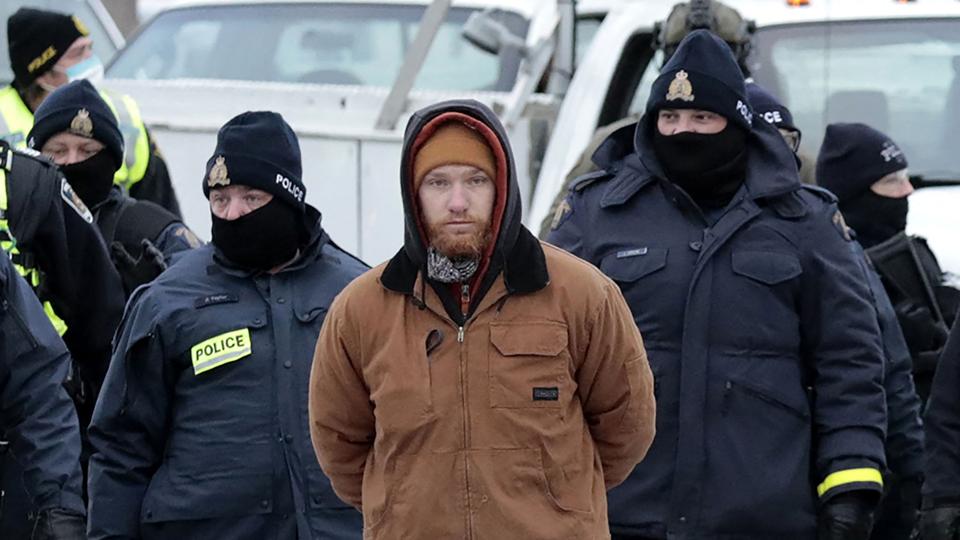 Lokalt politi oplyser, at flere end 24 mennesker er blevet anholdt i forbindelse med blokaderne på Ambassador Bridge, der strækker sig fra USA til Canada. <i>Jeff Kowalsky/Ritzau Scanpix</i>