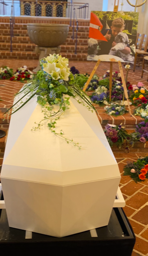 Lørdag 26. juni 2021 blev Emil Sten Bering bisat fra Sct. Catharinæ Kirke i Hjørring. Blomsterhavet var overvældende, og ved siden af kisten stod et foto af Emil og hans to elskede hunde, som blev taget blot 14 dage før, han kørte galt på ATV'en. Privatfoto