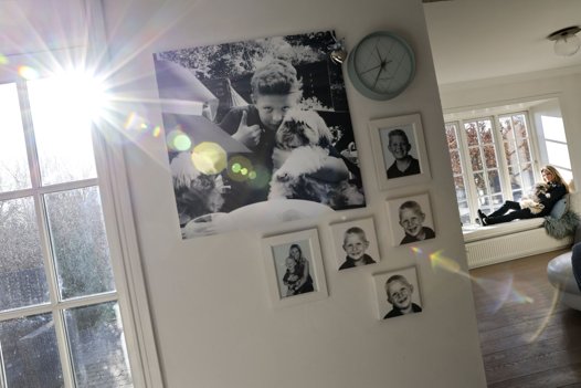 - Det er så mærkeligt at være her i Hjørring. Det er som at være i en helt forkert verden. Jeg synes, alting er forandret. Selv om ingenting er, siger Gitte Bering efter tabet af sit eneste barn. <i>Foto: Claus Søndberg</i>