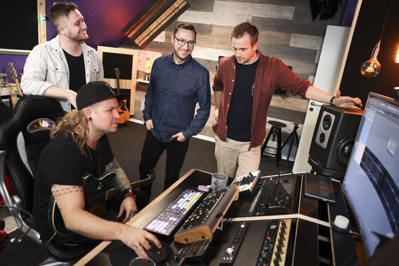 Oliver EngQvist, Gregers Mogstad, Jesper Sidelmann og Peter Bang er gået sammen om at lave en musikerarbejdsplads i Nørresundby. Foto: Claus Søndberg <i>Foto: Claus Søndberg</i>