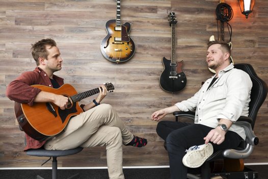 Der bliver arbejdet sammen på kryds og tværs. Gregers Mogstad og Peter Bang har for eksempel, udover det musiske samarbejde, virksomhederne Musikbookeriet og We Make Songs. Foto: Claus Søndberg <i>Foto: Claus Søndberg</i>