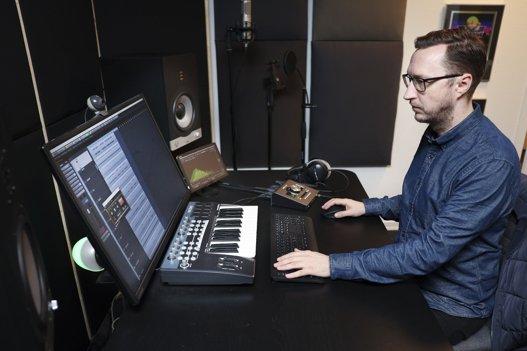 Jesper Sidelmann er den eneste, der ikke har en baggrund som musiker. Tilgengæld er han eksta nørdet, når det kommer til at lægge sidste hånd på en indspilning. Foto: Claus Søndberg <i>Foto: Claus Søndberg</i>