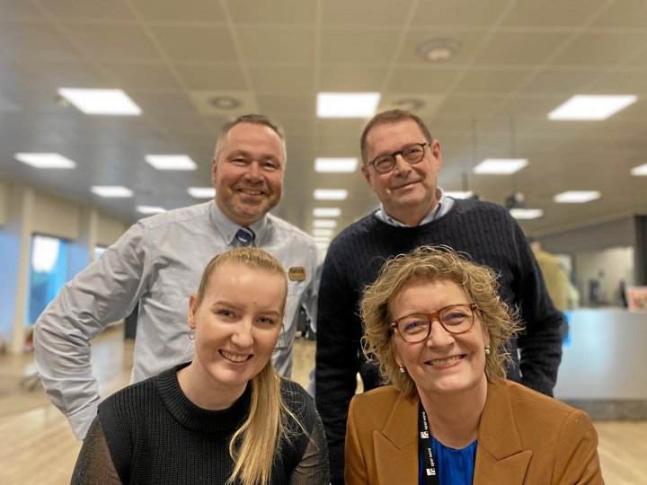 Søren Flodgaard, bagest t.v.), Michael Wittrup og Annette Drivsholm (forrest t.h.) udgør forretningsudvalget i Vores By Brønderslev. Fie Kristiansen er netop ansat som deltids SO-ME-medarbejder.Foto: Lars Høj