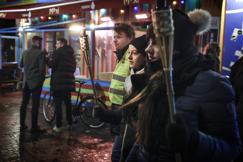 Over 100 mennesker var mødt frem i de sene nattetimer. Foto: Torben Hansen <i>Foto: Torben Hansen</i>