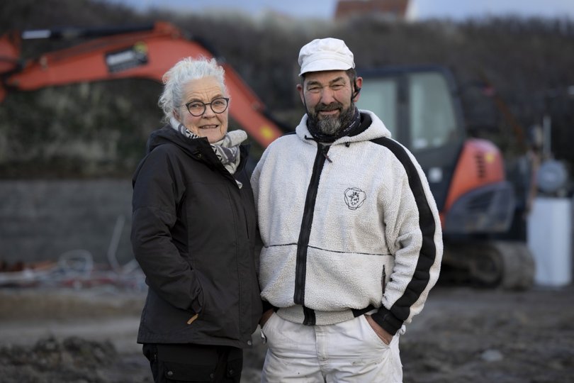 Ulla og Kjeld Pedersen glæder sig til at kunne rykke ind på Strandvejen i Lønstrup - men først skal huset lige bygges, og Murer-Kjeld vil gøre det selv.