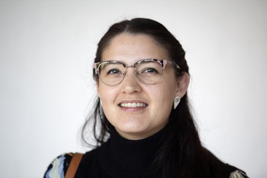 Laila Lund Altinbas tiltrådte i august 2021 en stilling som kultur- og kommunikationsmedarbejder ved Det Grønlandske Hus i Aalborg, hvor hun i dag bor med sin mand og børn. Hun har tidligere arbejdet som museumsinspektør på Nuuk Kunstmuseum og som kurator på Rum46 i Aarhus. Foto: Claus Søndberg <i>Foto: Claus Søndberg</i>