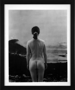 "Selvportræt" foran Nuugaarsuk, 1992. En hilsen til de fotografer, hvis billeder af barbrystede kvinder fra Afrika og Arktis gik som varmt brød den vestlige verden over, eller en pegen på to af den vestlige kunsts helt store motivkredse: nøgen kvinde og landskab? Foto: Pia Arke