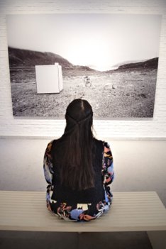 Pia Arke fik bygget et stort kamerahus, som hun fragtede rundt i Grønland og fotograferede fra. Foto: Claus Søndberg <i>Foto: Claus Søndberg</i>