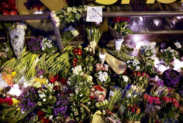 Blomster blev lagt på Vesterbro i Aalborg på det sted, hvor Mia blev samlet op i en bil og forsvandt.  Arkivfoto: Torben Hansen