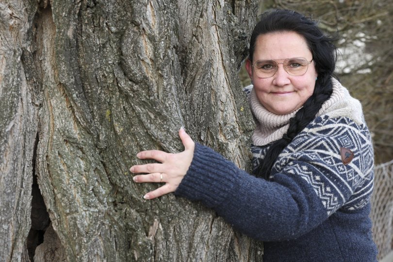 Linda Rose Beck-Olsen er glad for træer. Og specielt er hun glad for det her træ, som står på Hjørringvej. Foto: Claus Søndberg