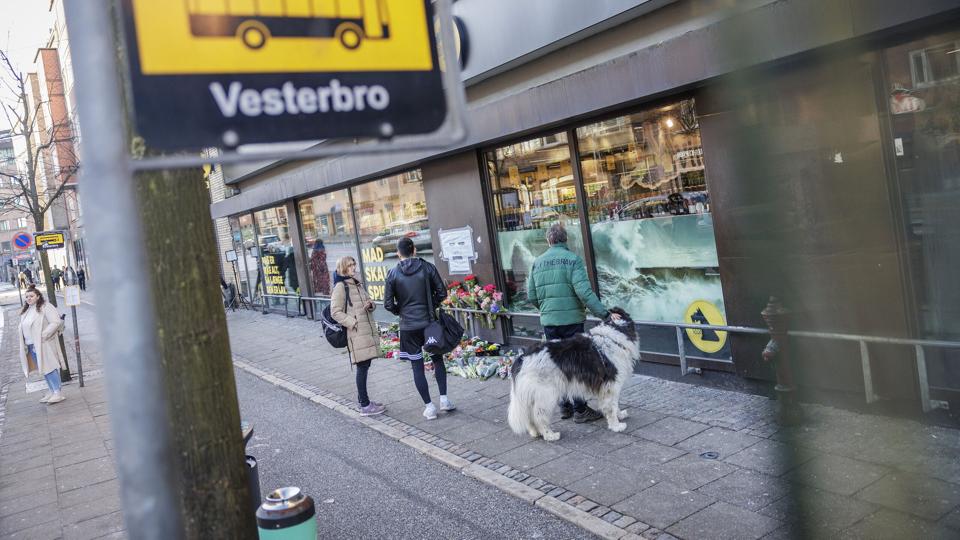 Blomster foran Netto på Vesterbro i Aalborg. Det var her, Mia satte sig ind i en mørk bil - og forsvandt. <i>Martin Damgård</i>