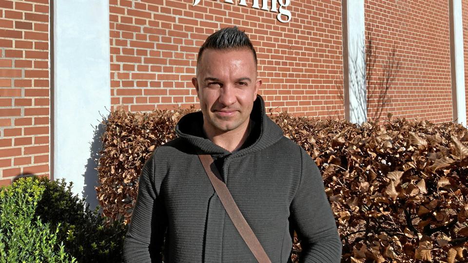 Shakhwan Hamah Ameen bor i Stavanger og var på gennemrejse fra Tyskland til Norge, da han en torsdag aften i oktober blev stoppet for at køre for stærkt, Nu er han dømt for at køre 228 kilometer i timen. Han nægter fortsat, at det var hans racerbil, der blev knipset af politiet.