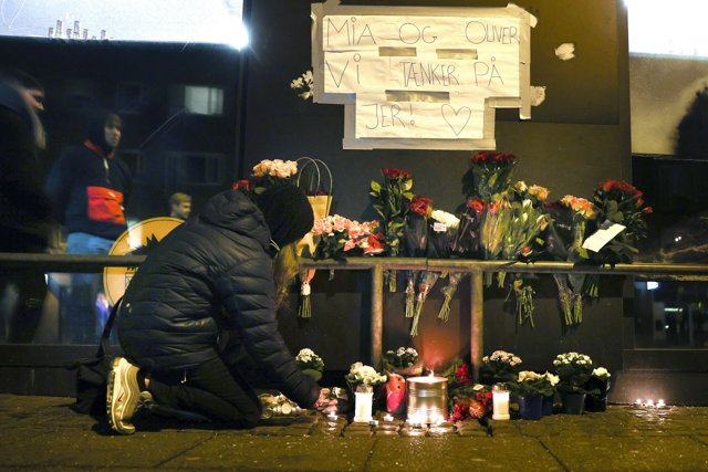 Blomster og lys på Vesterbro i Aalborg, hvor mange ønsker at udtrykke medfølelse med de pårørende til de to unge mennesker, der forsvandt. Begge er døde, oplyser politiet. Foto: Claus Søndberg