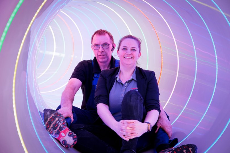 Peter Geertsen og Lise Lotte Korsgaard glæder sig til fredag, hvor Vigsø Feriecenter endelig kan slå dørene op til det komplet nyrenoverede badeland - inklusiv topmoderne vandrutschebane med kulørt LED-lys. <i>Bo Lehm</i>