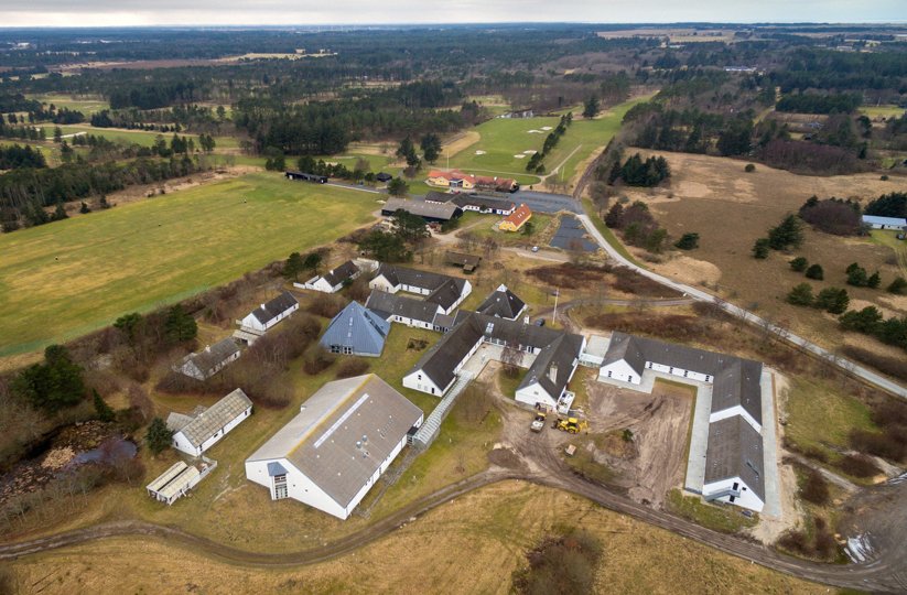 Sommerhusene kommer til ligge tæt ved både golfbane og Hotel Hvideklit. Den planlagte udstykning skal ske i området med spredt træbevoksning til højre på billedet. Arkivfoto: Peter Broen