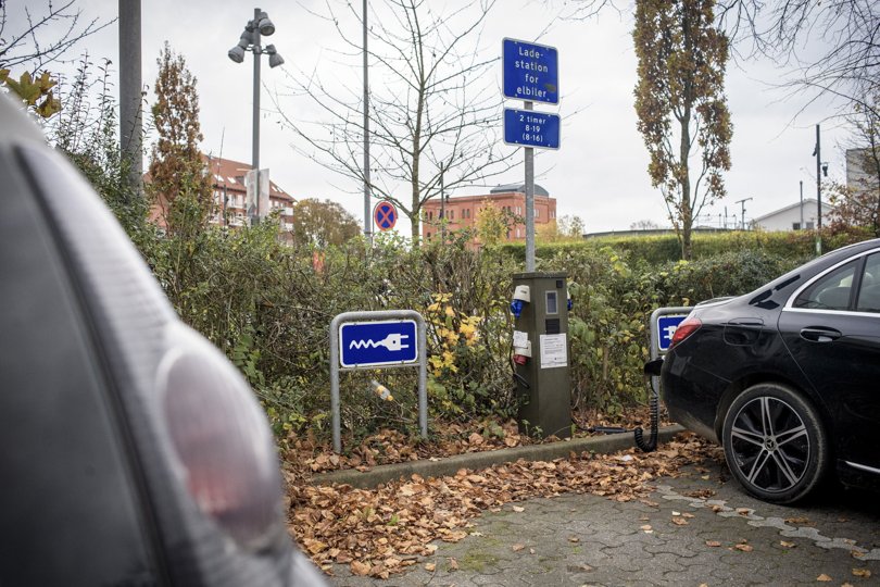 Nu skal placeringen først afklares, men formanden for Teknisk Udvalg satser på at det klan gå tjept, så man kan have lader klar på kommunale p-pladser og vejanlæg inden sommer. Arkivfoto: Martin Damgård