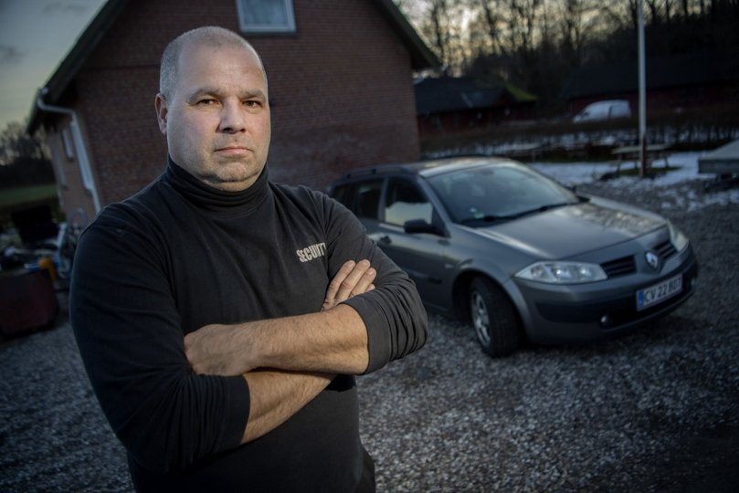 Michael Eriksen arbejder som taxachauffør og arbejder også som dørmand i Jomfru Ane Gade i Aalborg. Han er stærkt utilfreds med sit parkeringsselskab. Foto: Lars Pauli <i>Foto: Lars Pauli</i>