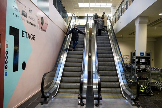Det kan være en udfordring at få kunderne op ad rulletrappen til 1. sal i J. P. Jacobsen Center. Men de forretningsdrivende, som Nordjyske har talt med, vil gerne blive i centret. Arkivfoto: Bo Lehm <i>Bo Lehm</i>