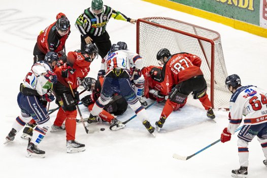 Aalborg Pirates og Frederikshavn White Hawks bragede onsdag aften sammen i en fyldt Sparekassen Danmark Isarena i Aalborg.Aalborg 9. Februar 2022 <i>Foto: Martél Andersen</i>