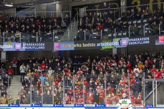 Der var mange tilskuere i Gigantium til opgøret om Nordjylland, men stemningen savnede gnist, og det kan måske skyldes de manglende begivenheder på isen, selvom hjemmeholdet var bedst kampen igennem. Foto: Martél Andersen <i>Foto: Martél Andersen</i>