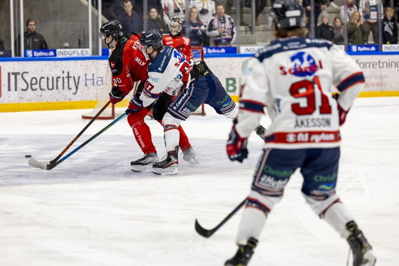 Kirill Kabanov i rødt scorede to af piraternes tre mål, imens Lucas Andersen stod for White Hawks' ene scoring i det nordjyske opgør. Foto: Martél Andersen <i>Foto: Martél Andersen</i>
