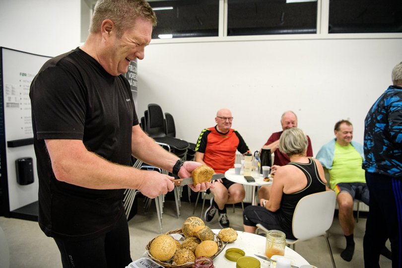Måske et tegn på, at økonomien har været på retur. Så sent som i 2020 gav Fitness World morgenbrød til brugerne i Nykøbing, men det er afskaffet. Her skærer Aage Ravn rundstykker. Arkivfoto: Bo Lehm