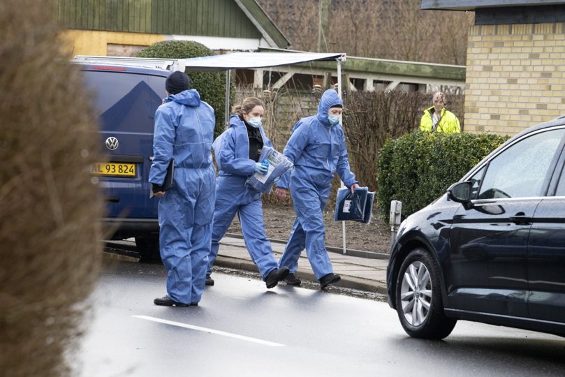 Politiets teknikere i gang med efterforskningen på en af adresserne. <i>Foto:Henrik Simonsen</i>
