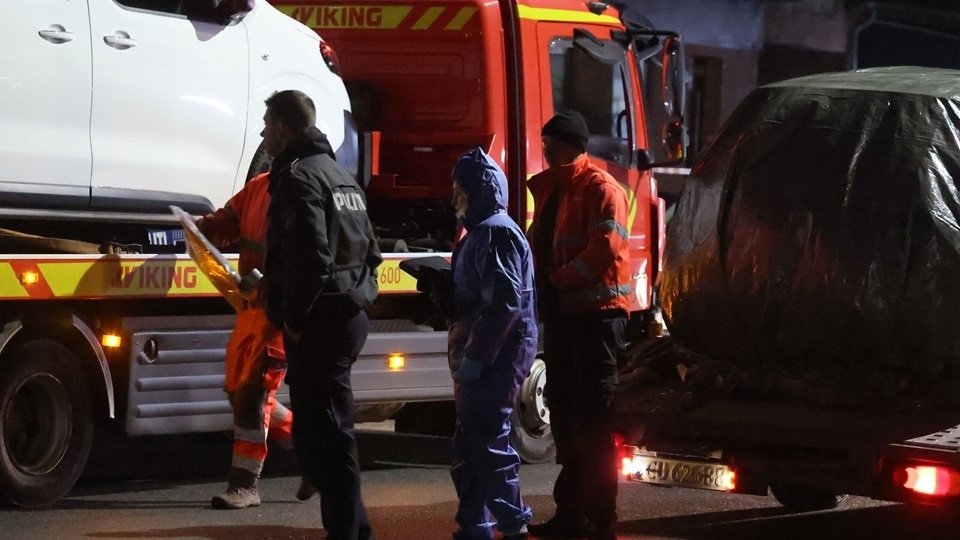 To biler fragtes væk fra Flauenskjold onsdag aften i forbindelse med politiets efterforskning. Foto: Bo Lehm