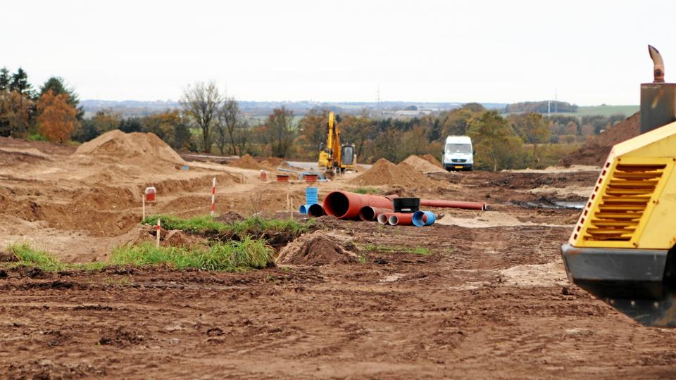 Det næste hold gravemaskiner ved Galgehøj får ekstra travlt, når der skal graves midlertidigt ud til kloakering. Privatfoto