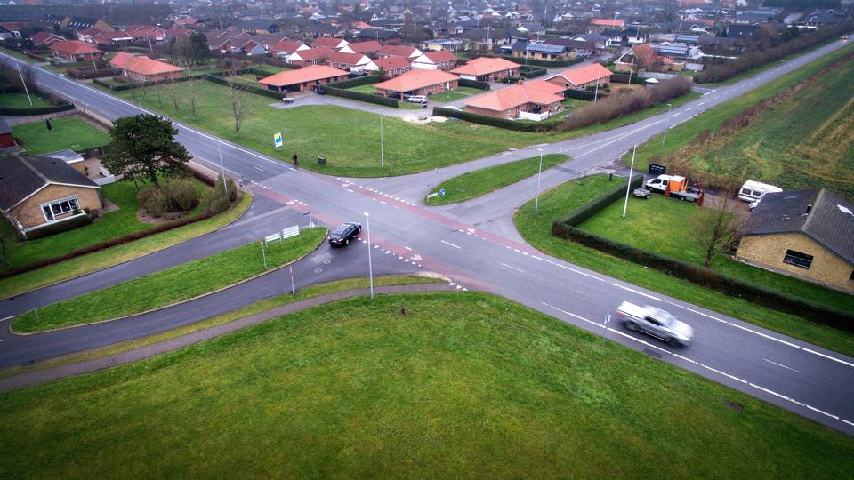 Sådan ser uheldskrydset ud fra luften, når NORDJYSKE Mediers fotograf Torben Hansen sender en drone og et kamera til vejrs. Det helt store problem er, at bilister på Sdr. Ringvej ofte ikke overholder vigepligten.