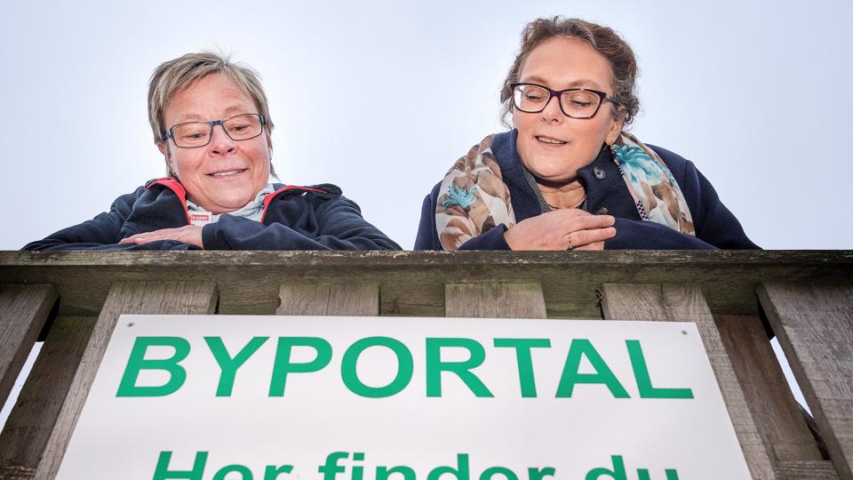 Karen Pedersen og Ulla Pia Lauritsen bor i en by med meget få småbørn. Men der arbejdes på sagen. Foto: Torben Hansen