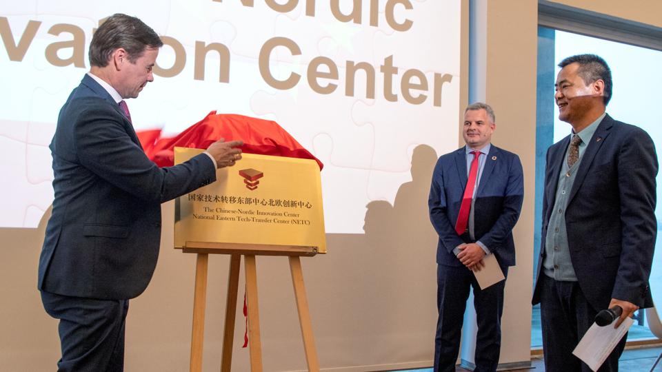Borgmester Thomas Kastrup-Larsen (tv.), erhvervschef Tonny Thorup (midten) og Lu Jijun, assistant president, NETC ved den kinesiske delegations besøg i Aalborg torsdag. Foto: Henrik Louis