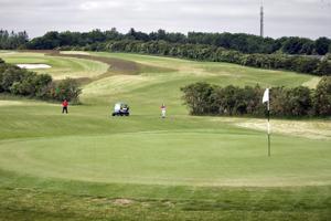 Tørke tog livet af golf-bane i Himmerland: Skal kommunen putte penge i nyt græs?