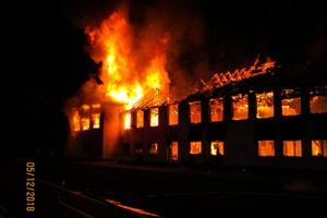 Voldsom brand i skolebygning