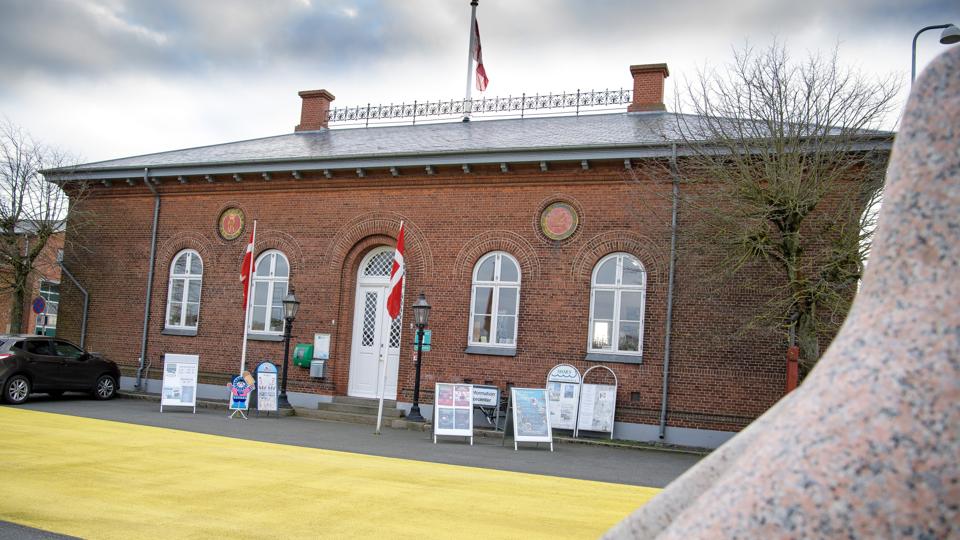 1441 underskrifter mod salg af den gamle toldkammerbygning, som huser Morsø Turistbureau, blev tirsdag afleveret til borgmesteren. <i>Foto: Bo Lehm</i>